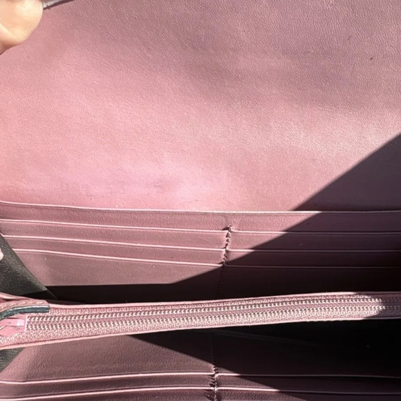 Leather clutch bag Gucci Purple in Leather - 42847571 Gucci Mauve Embossed Leather Clutch